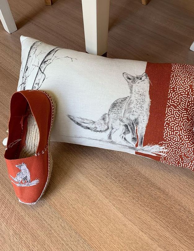 odile laresche peinture sur coussins en lin echappees belles createurs