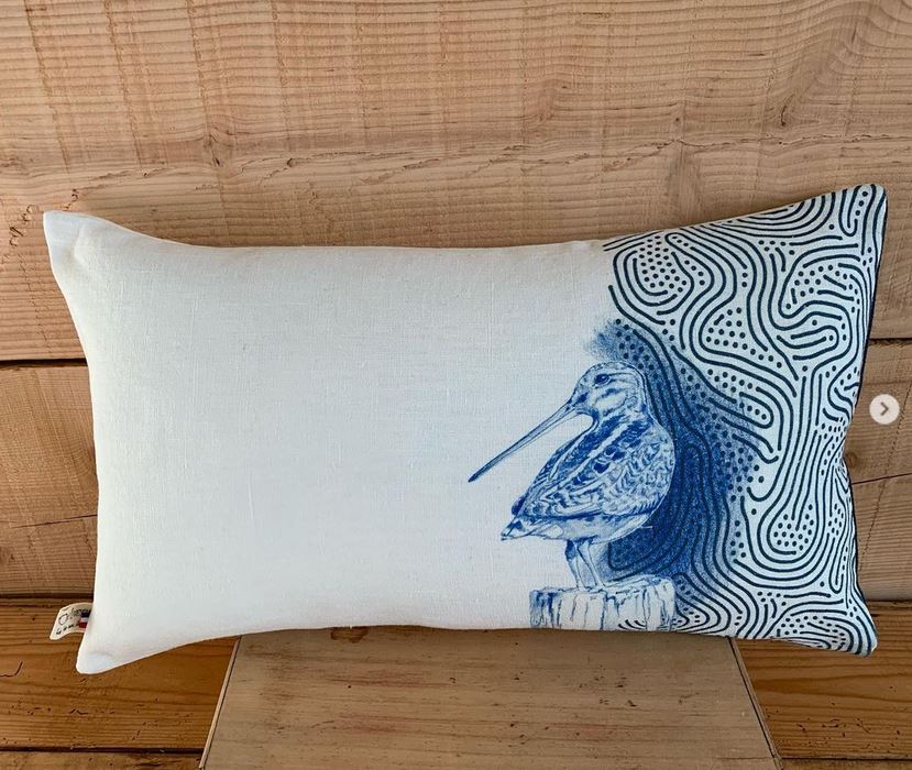 odile laresche peinture sur coussins en lin echappees belles createurs