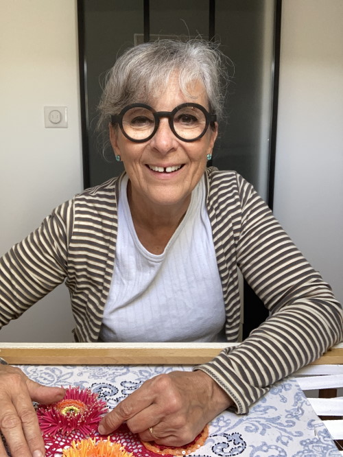 /lane-qui-brode-bijoux-broderies-main-artisanat-echappees-belles-salon-noel-nantes